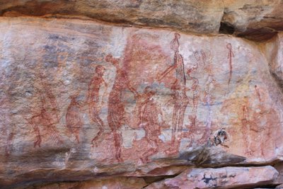 Alte menschliche Figuren in Rot von Unbekannt Unbekannt